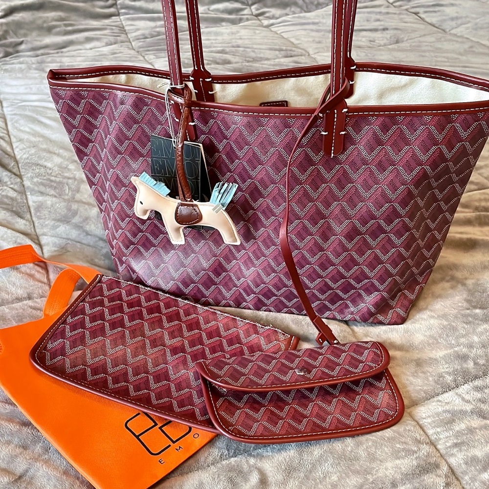 EMO wine color medium tote with toiletry & cosmetic pouches and a horse charm👜